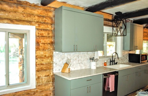 Crawfordsville Casa | Lovely Renovated and Secluded Log Cabin