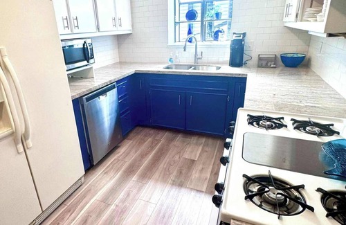 Beaumont Casa | Lovely Retro 2BR 2.5BA In Quiet Neighborhood