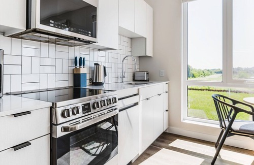 Revere Apartamento | Lovely Revere Studio w/ Courtyard, Game Room, W/D, A/C, by Blueground