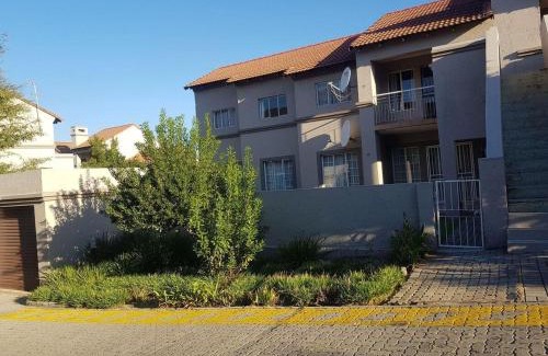 Greater Johannesburg Metropolitan Area Apartamento | Lovely Room In a Shared Apartment with Pool