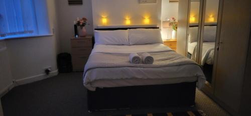 Broadheath Casa | Lovely room like a home away home near the airport