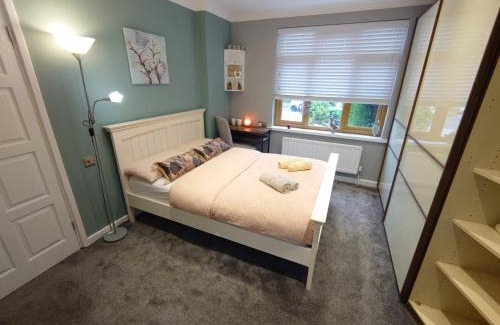 Rayleigh Casa | Lovely room with ensuite in a quiet house