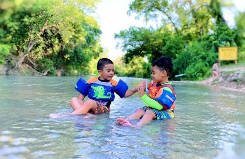 Fentress Otro | Lovely Safari Tent with River Access, Fire Pit and Barbecue in Staples, Texas