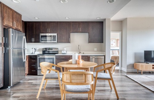 Hillsdale Apartamento | Lovely San Mateo 2BR w/ Pool, Gym & W/D, nr Caltrain, by Blueground