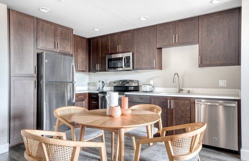 Hillsdale Apartamento | Lovely San Mateo 2BR w/ Pool, Gym & W/D, nr Caltrain, by Blueground