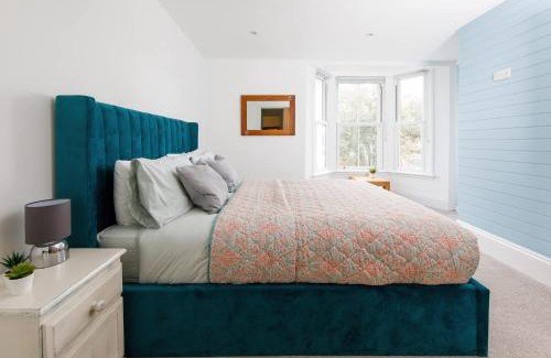 Felpham Casa | Lovely Seaside Villa & Gardens 40 Metres to Beach