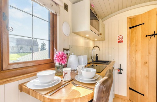 St Harmon Cabaña | Lovely Shepherds hut with private hot tub.
