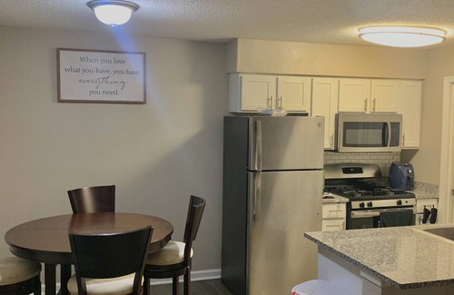 Peachtree Corners Apartamento | Lovely Spacious 2 Bedroom Apartment With 65inch TV’S in each room!