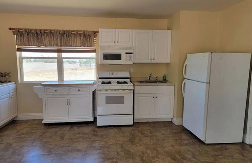 Lancaster Casa | Lovely Spacious 1 Bdrm Entire home w/ 3 Queen Beds