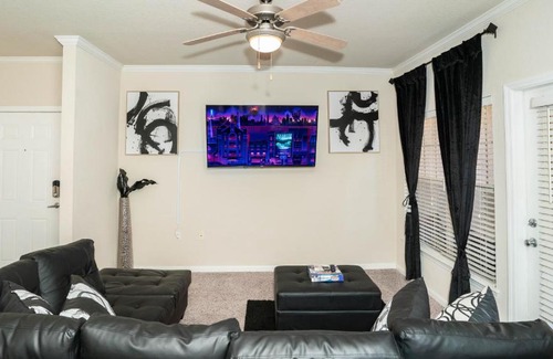 Port Tampa City Apartamento | Lovely Spacious 2 BD w/ Pool and WiFi. Near Beaches, Downtown Tampa, And Shopping Mall!