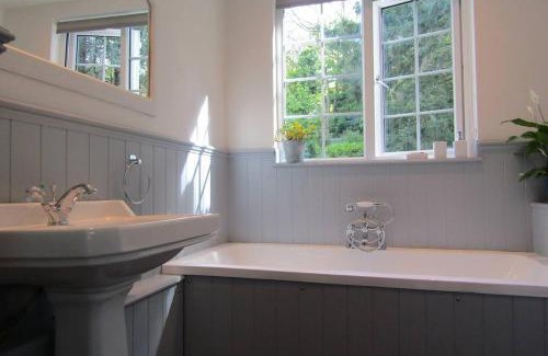 Carlyon Casa | Lovely Spacious Cottage Near The Coast