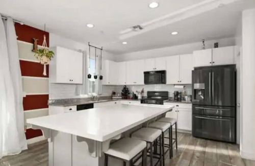 Roosevelt Casa | Lovely Spacious Home w/Private Garden, Pool & BBQ