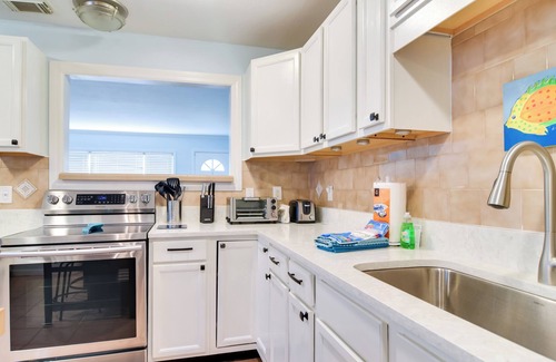 Gulfport Cabaña | Lovely St Pete Beach Cottage, Walk to Beach & Town
