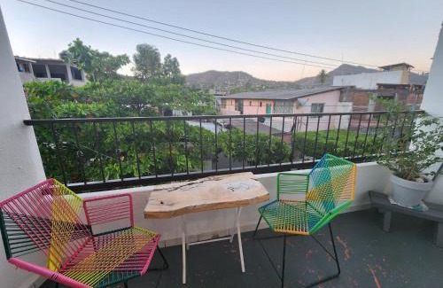 Almacén Apartamento | Lovely studio apartment with balcony AC & wi-fi, minutes from downtown!