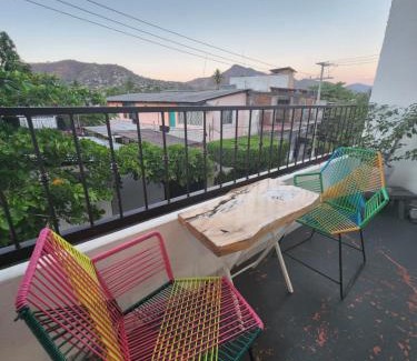Almacén Apartamento | Lovely studio apartment with balcony AC & wi-fi, minutes from downtown!