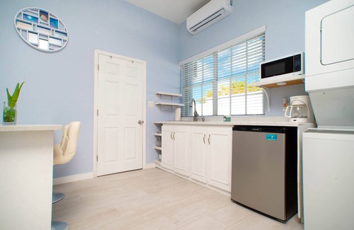 East End Apartamento | Lovely Studio Apt Near Ocean w/ Private Deck + BBQ