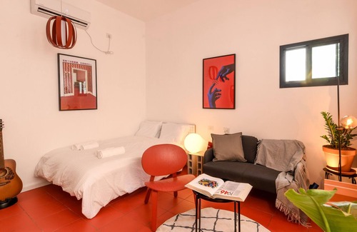 Haifa Apartamento | Lovely Studio Apt with Exquisite Crimson Interior near Talpiot Market