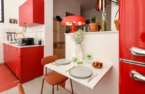 Haifa Apartamento | Lovely Studio Apt with Exquisite Crimson Interior near Talpiot Market