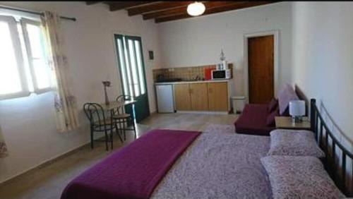 Petaleia Apartamento | Lovely Studio in Strinilas with its own pool