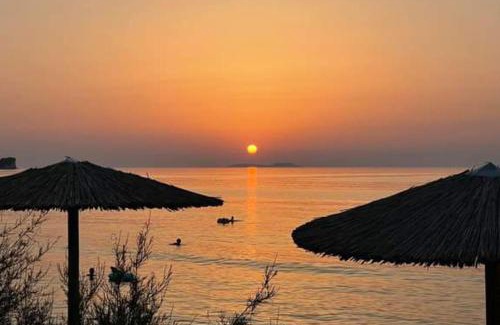 Petaleia Apartamento | Lovely Studio in Strinilas with its own pool
