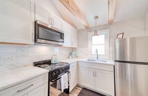 Harwich Port Apartamento | Lovely Studio with Full Kitchen + Private Deck!