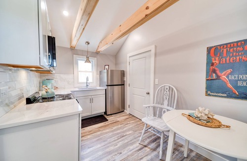 Harwich Port Apartamento | Lovely Studio with Full Kitchen + Private Deck!