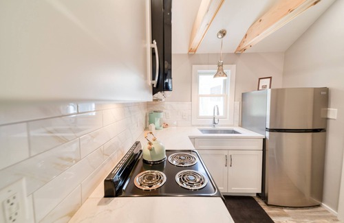 Harwich Port Apartamento | Lovely Studio with Full Kitchen + Private Deck!