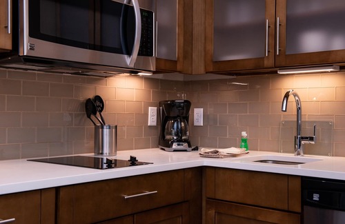 West Valley City Apartamento | Lovely Suite! Free Breakfast Buffet. Pool, Hot Tub & Waterslide Access. Close to Salt Palace Convention Center!
