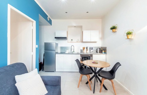 Les Poulettes Apartamento | Lovely T2 apartment in a residence with air conditioning.