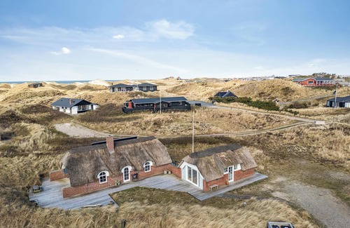 Sondervig Cabaña | Lovely thatched holiday home with a large annex - 1029