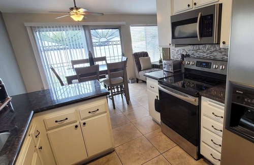Bay Terraces Cama Y Desayuno | Lovely townhome with a relaxing room