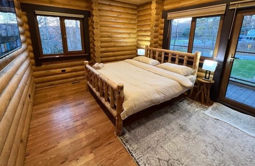 Henryville Cabina | Lovely True Mountain Log Home w/ heated Pool!