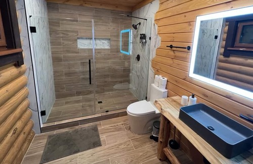 Henryville Cabina | Lovely True Mountain Log Home w/ heated Pool!
