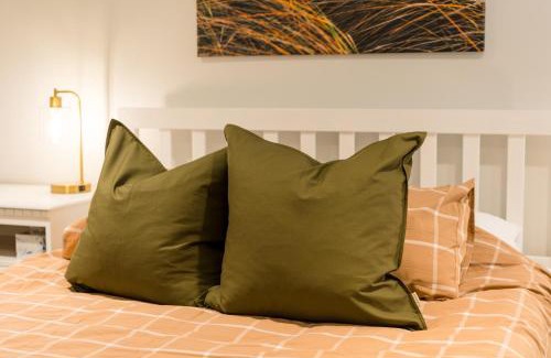 Conneaut Lakeshore Cama Y Desayuno | Lovely, Two Bedroom Apartment with tons of space