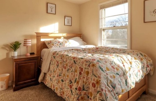 Racine Casa | Lovely Upper Unit, Steps to the Beach and Zoo