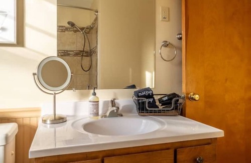 Racine Casa | Lovely Upper Unit, Steps to the Beach and Zoo