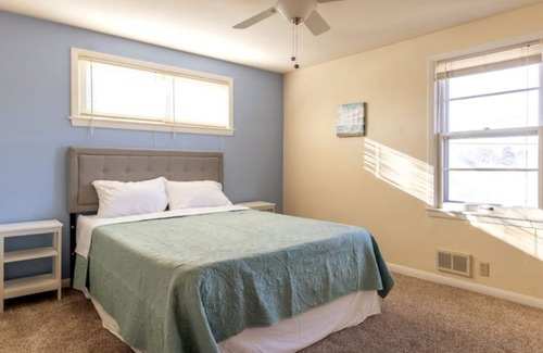 Racine Casa | Lovely Upper Unit, Steps to the Beach and Zoo