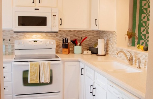 Southeast Boise Condominio | ¡NUEVO! Luxe Boho-Rustic VIEW Condo en SE Boise, 2 be / 2 ba + Office, piscina y jacuzzi