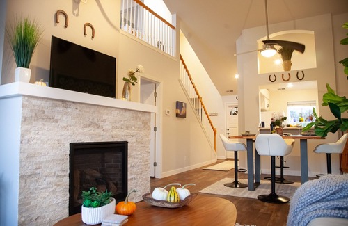 Southeast Boise Condominio | ¡NUEVO! Luxe Boho-Rustic VIEW Condo en SE Boise, 2 be / 2 ba + Office, piscina y jacuzzi