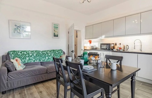 Torquay Villa | Lovely Villa 3 kings 1double sofa bed