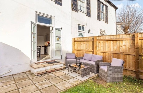 Torquay Villa | Lovely Villa 3 kings 1double sofa bed