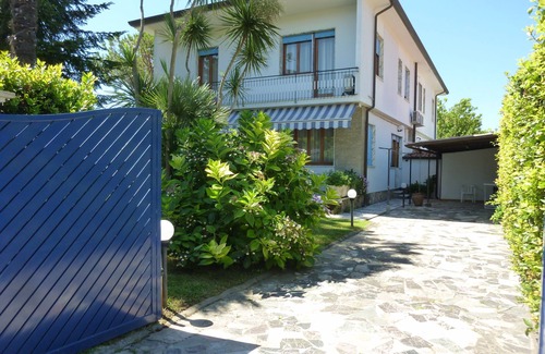 Forte dei Marmi Villa | Villa con jardín, a sólo 400 metros de la playa de Forte dei Marmi, en Versilia
