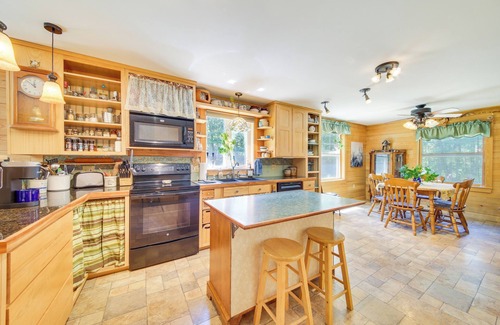 Belfast Cabaña | Lovely Waldo Cottage Escape - Pet Friendly!