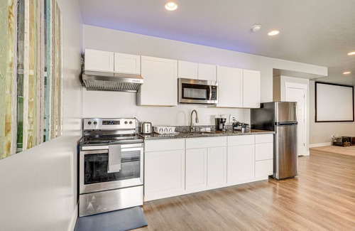 South Jordan Apartamento | Lovely Walk-Out Apt w/ Movie Screen: 20 Mi to SLC!