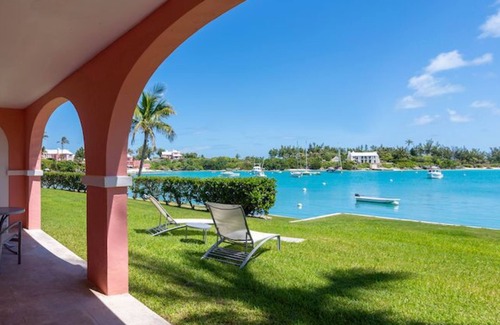 Somerset Village Apartamento | Lovely water view Room with private Patio/Balcony