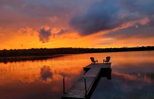 Head Lake Casa | Lovely waterfront private cottage with hot tub in Kawartha Lakes