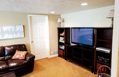West Omaha Apartamento | Lovely West Omaha walkout with private entrance