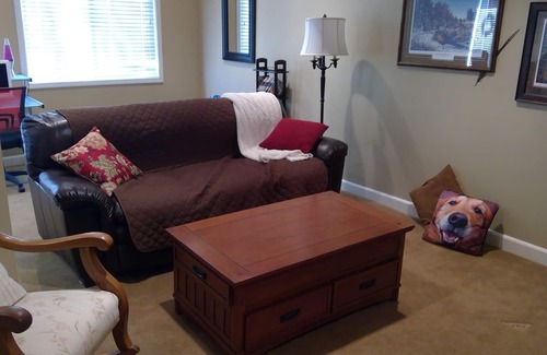 West Omaha Apartamento | Lovely West Omaha walkout with private entrance