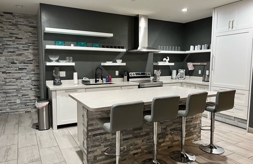 Buckeye Casa | Lovely white & Grey home