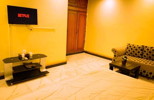 Gulshan-e-Iqbal Hotel | Lover Friends Guest House